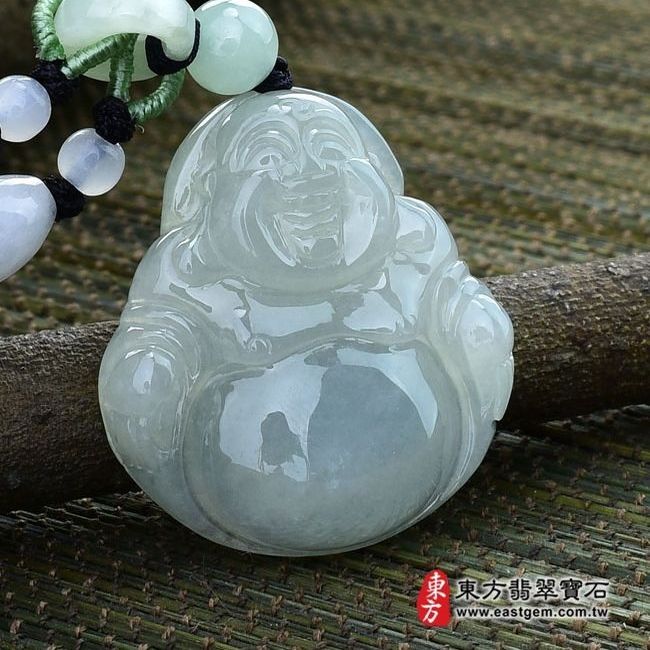 彌勒佛  左側照片 （已出售勿下標，可訂做）翡翠彌勒佛項鍊玉珮（彌勒佛：彌勒佛牌A貨翡翠彌勒佛玉珮、緬甸玉彌勒佛玉墜）。淡綠細糯種彌勒佛，ML059。客製化訂做各種翡翠彌勒佛吊墜玉珮項鍊。★附A貨翡翠雙證書