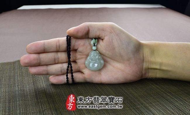 彌勒佛  大小示意照片 （已出售勿下標，可訂做）翡翠彌勒佛項鍊玉珮（彌勒佛：彌勒佛牌A貨翡翠彌勒佛玉珮、緬甸玉彌勒佛玉墜）。淡綠細糯種彌勒佛，ML059。客製化訂做各種翡翠彌勒佛吊墜玉珮項鍊。★附A貨翡翠雙證書