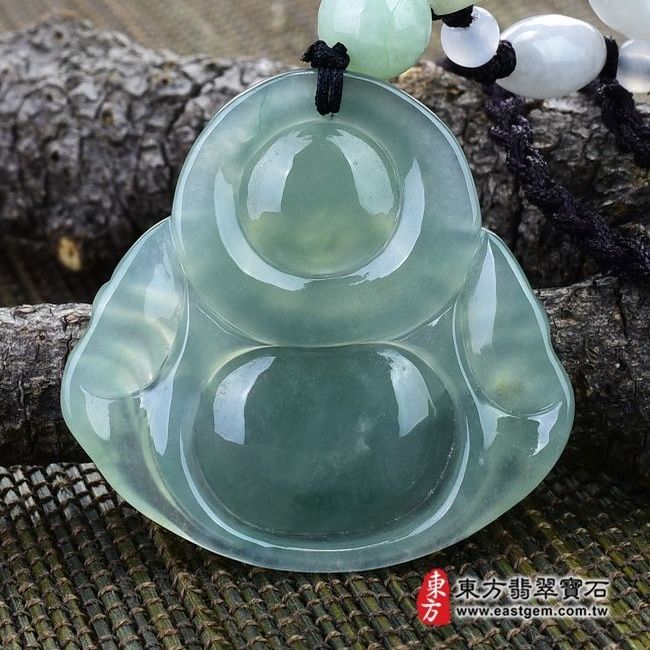 彌勒佛  背後照片 （已售出勿下標，可訂做）翡翠彌勒佛項鍊玉珮（彌勒佛：彌勒佛牌A貨翡翠彌勒佛玉珮、緬甸玉彌勒佛玉墜）。淡綠細糯種彌勒佛，ML072。客製化訂做各種翡翠彌勒佛吊墜玉珮項鍊。★附A貨翡翠雙證書