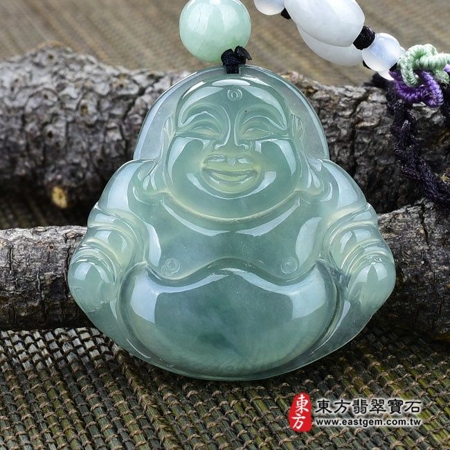 彌勒佛  正面照片  （已售出勿下標，可訂做）翡翠彌勒佛項鍊玉珮（彌勒佛：彌勒佛牌A貨翡翠彌勒佛玉珮、緬甸玉彌勒佛玉墜）。淡綠細糯種彌勒佛，ML072。客製化訂做各種翡翠彌勒佛吊墜玉珮項鍊。★附A貨翡翠雙證書
