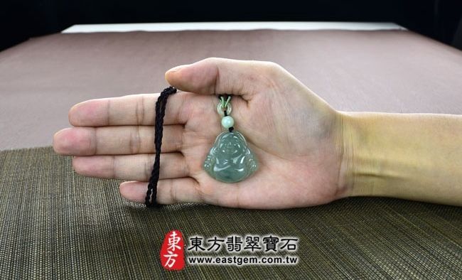 彌勒佛  實際大小示意照片 （已售出勿下標，可訂做）翡翠彌勒佛項鍊玉珮（彌勒佛：彌勒佛牌A貨翡翠彌勒佛玉珮、緬甸玉彌勒佛玉墜）。淡綠細糯種彌勒佛，ML072。客製化訂做各種翡翠彌勒佛吊墜玉珮項鍊。★附A貨翡翠雙證書