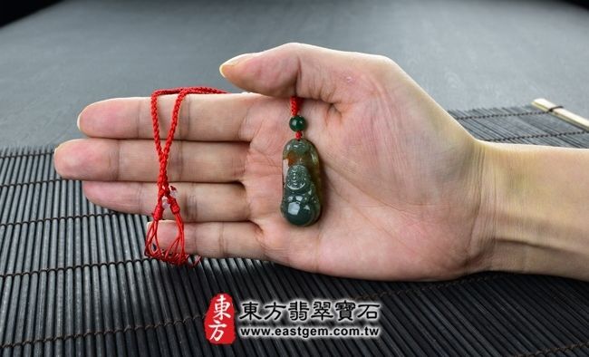 彌勒佛  大小示意照片 （已出售勿下標，可訂做）翡翠彌勒佛項鍊玉珮（彌勒佛：彌勒佛牌A貨翡翠彌勒佛玉珮、緬甸玉彌勒佛玉墜）。油青帶紅皮彌勒佛，ML045。客製化訂做各種翡翠彌勒佛吊墜玉珮項鍊。★附A貨翡翠雙證書