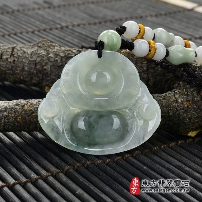彌勒佛  背後照片（已出售勿下標，可訂做）翡翠彌勒佛項鍊玉珮（彌勒佛：彌勒佛牌A貨翡翠彌勒佛玉珮、緬甸玉彌勒佛玉墜）。淡綠細糯種彌勒佛，ML047。客製化訂做各種翡翠彌勒佛吊墜玉珮項鍊。★附A貨翡翠雙證書
