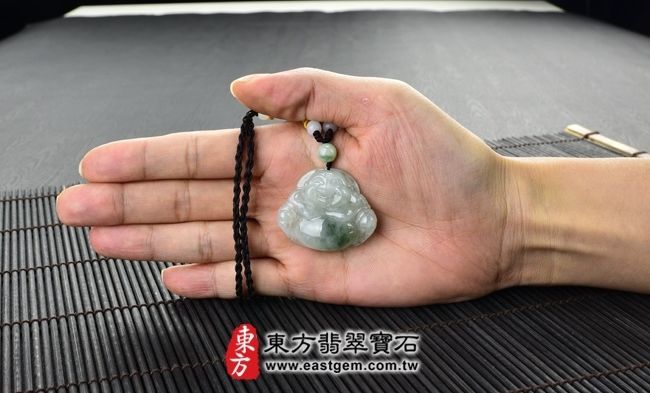 彌勒佛  實際大小示意照片 （已出售勿下標，可訂做）翡翠彌勒佛項鍊玉珮（彌勒佛：彌勒佛牌A貨翡翠彌勒佛玉珮、緬甸玉彌勒佛玉墜）。淡綠細糯種彌勒佛，ML047。客製化訂做各種翡翠彌勒佛吊墜玉珮項鍊。★附A貨翡翠雙證書