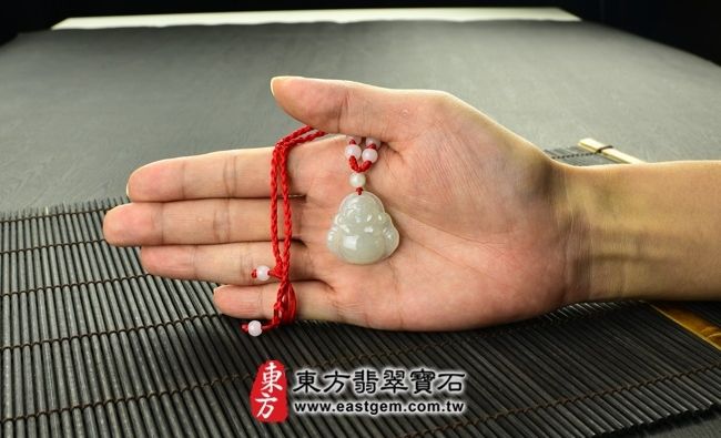 彌勒佛  實際大小示意照片 （已售出勿下標，可訂做）翡翠彌勒佛項鍊玉珮（彌勒佛：彌勒佛牌A貨翡翠彌勒佛玉珮、緬甸玉彌勒佛玉墜）。淡綠細糯種，微冰種彌勒佛，ML065。客製化訂做各種翡翠彌勒佛吊墜玉珮項鍊。★附A貨翡翠雙證書