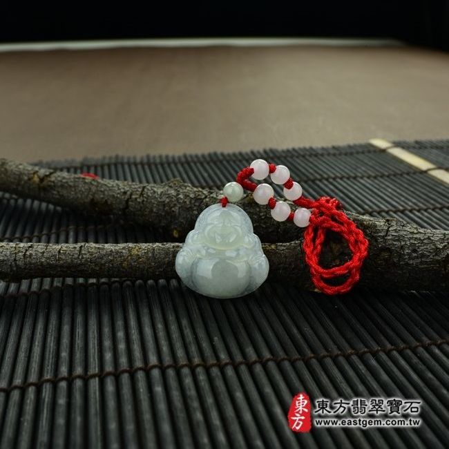 彌勒佛  情境照片 （已售出勿下標，可訂做）翡翠彌勒佛項鍊玉珮（彌勒佛：彌勒佛牌A貨翡翠彌勒佛玉珮、緬甸玉彌勒佛玉墜）。淡綠細糯種，微冰種彌勒佛，ML065。客製化訂做各種翡翠彌勒佛吊墜玉珮項鍊。★附A貨翡翠雙證書
