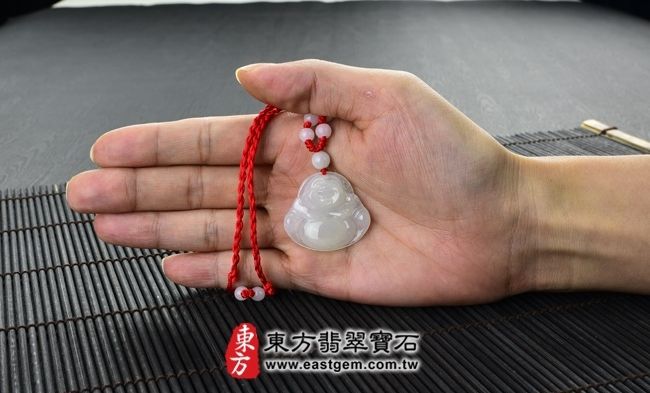彌勒佛  實際大小示意照片 （已售出勿下標，可訂做）翡翠彌勒佛項鍊玉珮（彌勒佛：彌勒佛牌A貨翡翠彌勒佛玉珮、緬甸玉彌勒佛玉墜）。淡綠細糯種，微冰種彌勒佛，ML066。客製化訂做各種翡翠彌勒佛吊墜玉珮項鍊。★附A貨翡翠雙證書