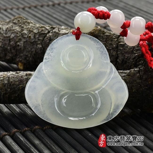 彌勒佛  背後照片（已售出勿下標，可訂做）翡翠彌勒佛項鍊玉珮（彌勒佛：彌勒佛牌A貨翡翠彌勒佛玉珮、緬甸玉彌勒佛玉墜）。淡綠細糯種，微冰種彌勒佛，ML066。客製化訂做各種翡翠彌勒佛吊墜玉珮項鍊。★附A貨翡翠雙證書