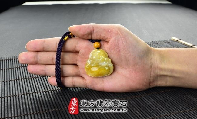 彌勒佛  大小示意照片 （已出售勿下標，可訂做）翡翠彌勒佛項鍊玉珮（彌勒佛：彌勒佛牌A貨翡翠彌勒佛玉珮、緬甸玉彌勒佛玉墜）。黃翡彌勒佛，ML095。客製化訂做各種翡翠彌勒佛吊墜玉珮項鍊。★附A貨翡翠雙證書