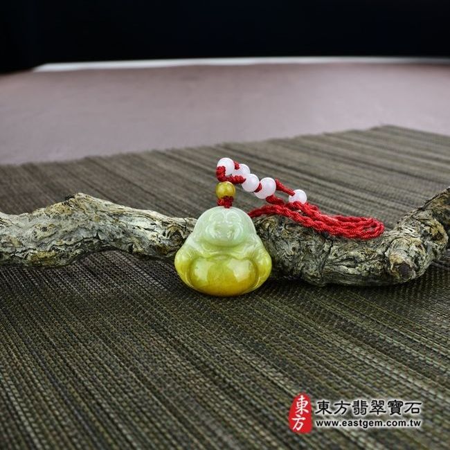 彌勒佛  情境照片 （已出售勿下標，可訂做）翡翠彌勒佛項鍊玉珮（彌勒佛：彌勒佛牌A貨翡翠彌勒佛玉珮、緬甸玉彌勒佛玉墜）。細豆種帶黃翡彌勒佛，ML090。客製化訂做各種翡翠彌勒佛吊墜玉珮項鍊。★附A貨翡翠雙證書
