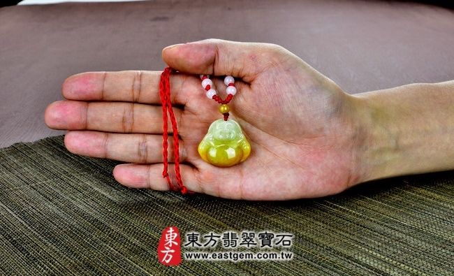 彌勒佛  大小示意照片 （已出售勿下標，可訂做）翡翠彌勒佛項鍊玉珮（彌勒佛：彌勒佛牌A貨翡翠彌勒佛玉珮、緬甸玉彌勒佛玉墜）。細豆種帶黃翡彌勒佛，ML090。客製化訂做各種翡翠彌勒佛吊墜玉珮項鍊。★附A貨翡翠雙證書