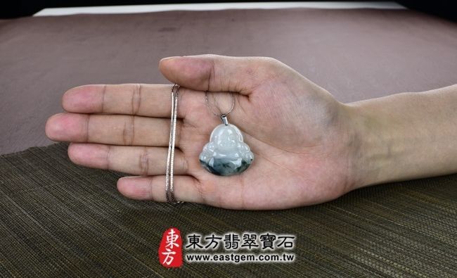 彌勒佛  大小示意照片 （已出售勿下標，可訂做）翡翠彌勒佛項鍊玉珮（彌勒佛：彌勒佛牌A貨翡翠彌勒佛玉珮、緬甸玉彌勒佛玉墜）。細糯種帶飄花彌勒佛，ML043。客製化訂做各種翡翠彌勒佛吊墜玉珮項鍊。★附A貨翡翠雙證書