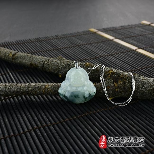 彌勒佛  情境照片 （已出售勿下標，可訂做）翡翠彌勒佛項鍊玉珮（彌勒佛：彌勒佛牌A貨翡翠彌勒佛玉珮、緬甸玉彌勒佛玉墜）。細糯種帶飄花彌勒佛，ML043。客製化訂做各種翡翠彌勒佛吊墜玉珮項鍊。★附A貨翡翠雙證書