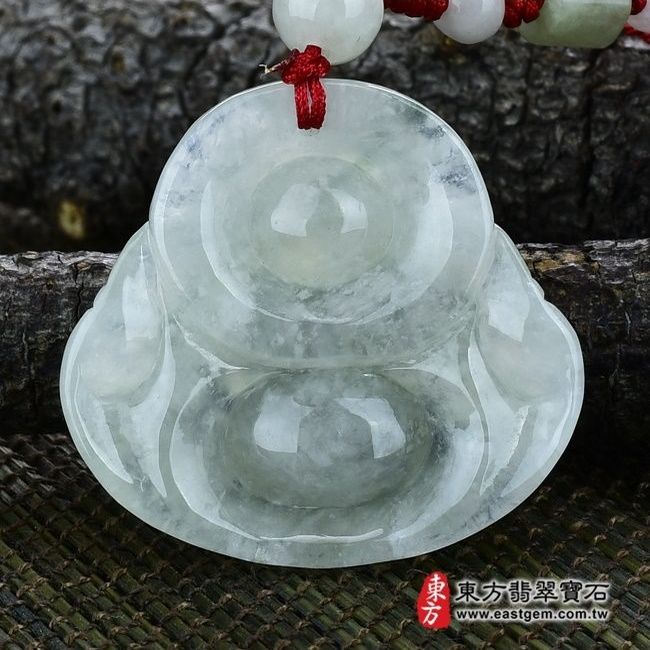 彌勒佛  背面照片 （已出售勿下標，可訂做）翡翠彌勒佛項鍊玉珮（彌勒佛：彌勒佛牌A貨翡翠彌勒佛玉珮、緬甸玉彌勒佛玉墜）。淡綠細糯種，微冰種彌勒佛，ML058。客製化訂做各種翡翠彌勒佛吊墜玉珮項鍊。★附A貨翡翠雙證書