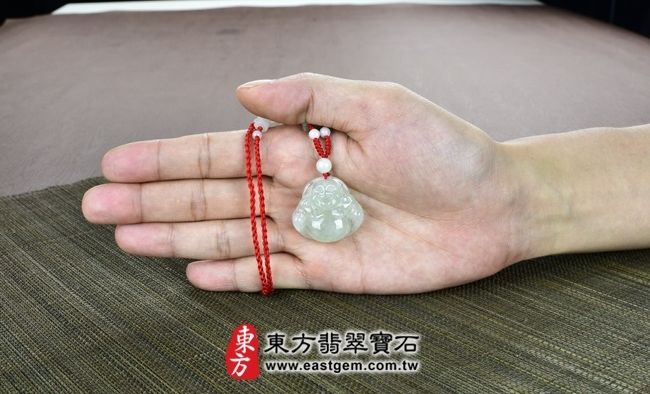 彌勒佛  大小示意照片 （已出售勿下標，可訂做）翡翠彌勒佛項鍊玉珮（彌勒佛：彌勒佛牌A貨翡翠彌勒佛玉珮、緬甸玉彌勒佛玉墜）。淡綠細糯種，微冰種彌勒佛，ML058。客製化訂做各種翡翠彌勒佛吊墜玉珮項鍊。★附A貨翡翠雙證書