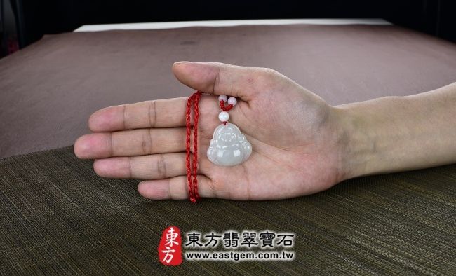彌勒佛  實際大小示意照片（已售出勿下標，可訂做）翡翠彌勒佛項鍊玉珮（彌勒佛：彌勒佛牌A貨翡翠彌勒佛玉珮、緬甸玉彌勒佛玉墜）。淡綠細糯種彌勒佛，ML069。客製化訂做各種翡翠彌勒佛吊墜玉珮項鍊。★附A貨翡翠雙證書