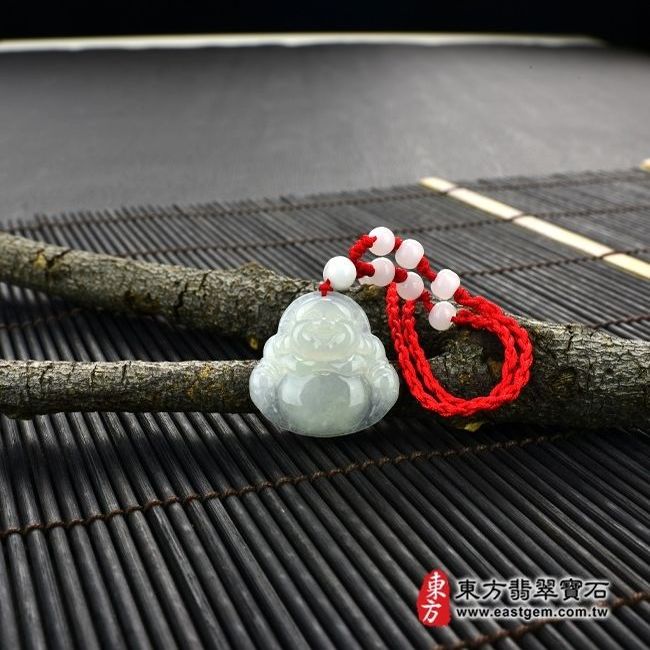彌勒佛  情境照片（已售出勿下標，可訂做）翡翠彌勒佛項鍊玉珮（彌勒佛：彌勒佛牌A貨翡翠彌勒佛玉珮、緬甸玉彌勒佛玉墜）。淡綠細糯種彌勒佛，ML069。客製化訂做各種翡翠彌勒佛吊墜玉珮項鍊。★附A貨翡翠雙證書