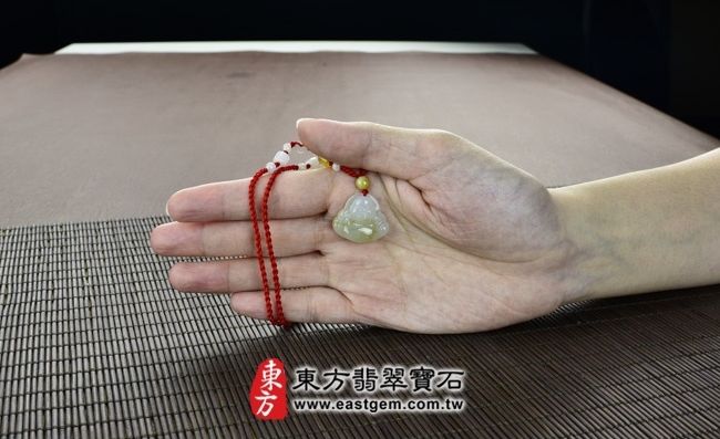 彌勒佛  大小示意照片 （已出售勿下標，可訂做）翡翠彌勒佛項鍊玉珮（彌勒佛：彌勒佛牌A貨翡翠彌勒佛玉珮、緬甸玉彌勒佛玉墜）。細糯種，白色帶微黃色彌勒佛，ML041。客製化訂做各種翡翠彌勒佛吊墜玉珮項鍊。★附A貨翡翠雙證書