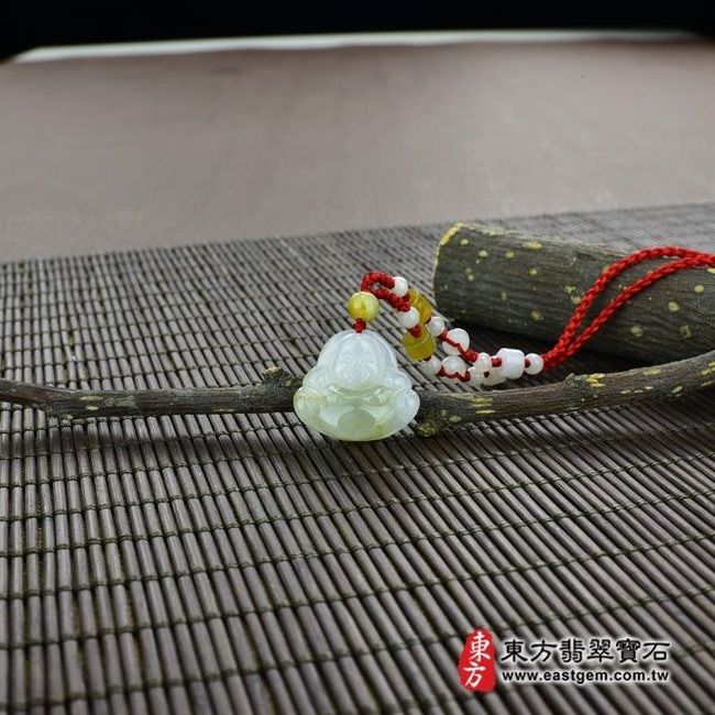 彌勒佛  情境照片 （已出售勿下標，可訂做）翡翠彌勒佛項鍊玉珮（彌勒佛：彌勒佛牌A貨翡翠彌勒佛玉珮、緬甸玉彌勒佛玉墜）。細糯種，白色帶微黃色彌勒佛，ML041。客製化訂做各種翡翠彌勒佛吊墜玉珮項鍊。★附A貨翡翠雙證書