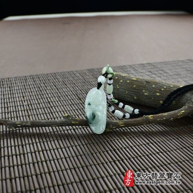 彌勒佛  情境照片 （已售出勿下標，可訂做）翡翠彌勒佛項鍊玉珮（彌勒佛：彌勒佛牌A貨翡翠彌勒佛玉珮、緬甸玉彌勒佛玉墜）。細糯種帶飄花彌勒佛，ML048。客製化訂做各種翡翠彌勒佛吊墜玉珮項鍊。★附A貨翡翠雙證書