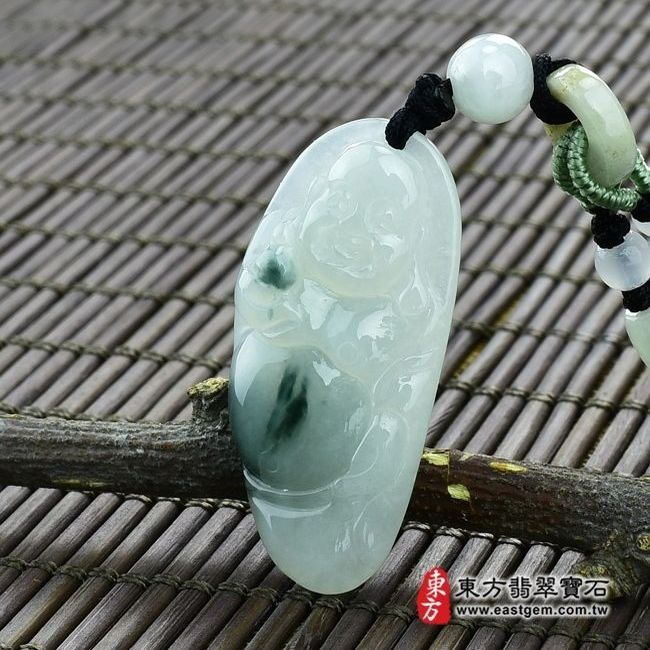彌勒佛  右側照片 （已售出勿下標，可訂做）翡翠彌勒佛項鍊玉珮（彌勒佛：彌勒佛牌A貨翡翠彌勒佛玉珮、緬甸玉彌勒佛玉墜）。細糯種帶飄花彌勒佛，ML048。客製化訂做各種翡翠彌勒佛吊墜玉珮項鍊。★附A貨翡翠雙證書