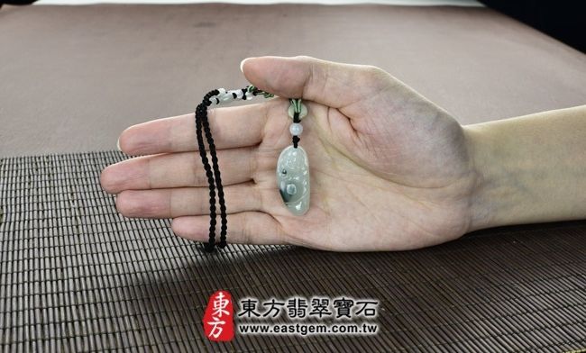 彌勒佛  實際大小示意照片 （已售出勿下標，可訂做）翡翠彌勒佛項鍊玉珮（彌勒佛：彌勒佛牌A貨翡翠彌勒佛玉珮、緬甸玉彌勒佛玉墜）。細糯種帶飄花彌勒佛，ML048。客製化訂做各種翡翠彌勒佛吊墜玉珮項鍊。★附A貨翡翠雙證書