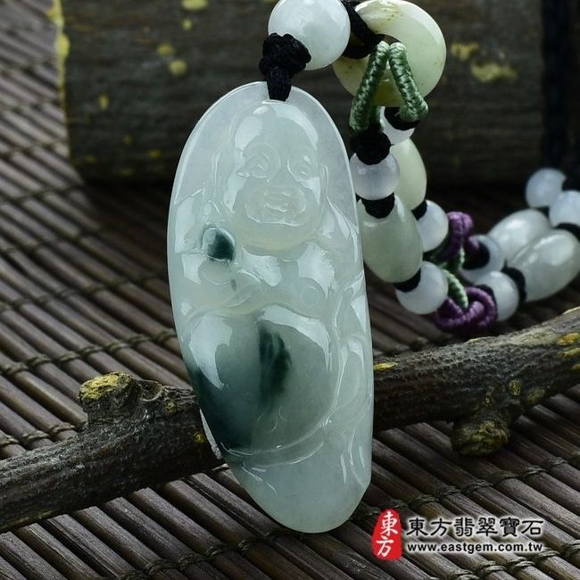 彌勒佛  左側照片 （已售出勿下標，可訂做）翡翠彌勒佛項鍊玉珮（彌勒佛：彌勒佛牌A貨翡翠彌勒佛玉珮、緬甸玉彌勒佛玉墜）。細糯種帶飄花彌勒佛，ML048。客製化訂做各種翡翠彌勒佛吊墜玉珮項鍊。★附A貨翡翠雙證書