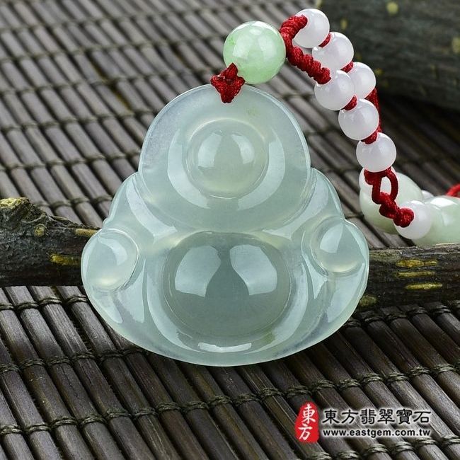 彌勒佛  背後照片 （已售出勿下標，可訂做）翡翠彌勒佛項鍊玉珮（彌勒佛：彌勒佛牌A貨翡翠彌勒佛玉珮、緬甸玉彌勒佛玉墜）。淡綠細糯種彌勒佛，ML055。客製化訂做各種翡翠彌勒佛吊墜玉珮項鍊。★附A貨翡翠雙證書