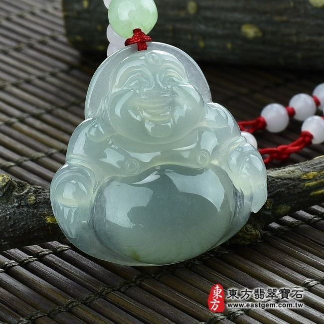 彌勒佛  左側照片 （已售出勿下標，可訂做）翡翠彌勒佛項鍊玉珮（彌勒佛：彌勒佛牌A貨翡翠彌勒佛玉珮、緬甸玉彌勒佛玉墜）。淡綠細糯種彌勒佛，ML055。客製化訂做各種翡翠彌勒佛吊墜玉珮項鍊。★附A貨翡翠雙證書