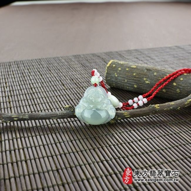 彌勒佛  情境照片 （已售出勿下標，可訂做）翡翠彌勒佛項鍊玉珮（彌勒佛：彌勒佛牌A貨翡翠彌勒佛玉珮、緬甸玉彌勒佛玉墜）。淡綠細糯種彌勒佛，ML055。客製化訂做各種翡翠彌勒佛吊墜玉珮項鍊。★附A貨翡翠雙證書