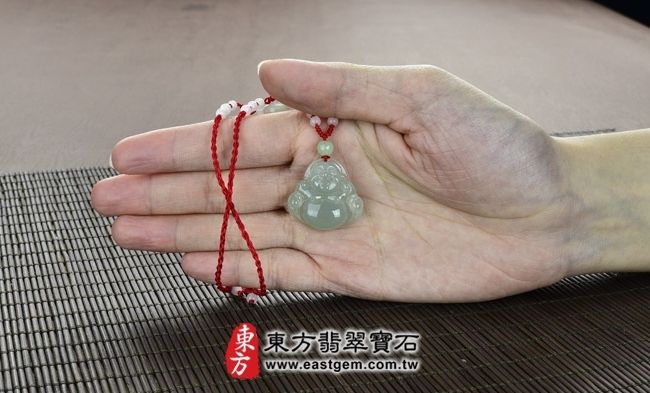 彌勒佛  實際大小示意照片 （已售出勿下標，可訂做）翡翠彌勒佛項鍊玉珮（彌勒佛：彌勒佛牌A貨翡翠彌勒佛玉珮、緬甸玉彌勒佛玉墜）。淡綠細糯種彌勒佛，ML055。客製化訂做各種翡翠彌勒佛吊墜玉珮項鍊。★附A貨翡翠雙證書