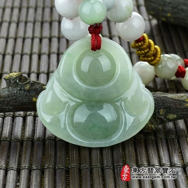 彌勒佛  背面照片 （已出售勿下標，可訂做）翡翠彌勒佛項鍊玉珮（彌勒佛：彌勒佛牌A貨翡翠彌勒佛玉珮、緬甸玉彌勒佛玉墜）。淡綠細糯種彌勒佛，ML061。客製化訂做各種翡翠彌勒佛吊墜玉珮項鍊。★附A貨翡翠雙證書