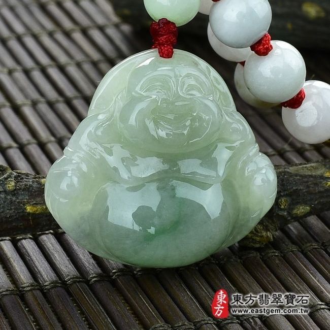 彌勒佛  左側照片 （已出售勿下標，可訂做）翡翠彌勒佛項鍊玉珮（彌勒佛：彌勒佛牌A貨翡翠彌勒佛玉珮、緬甸玉彌勒佛玉墜）。淡綠細糯種彌勒佛，ML061。客製化訂做各種翡翠彌勒佛吊墜玉珮項鍊。★附A貨翡翠雙證書
