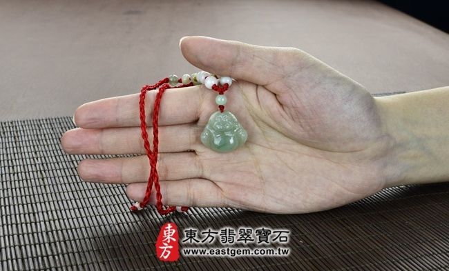 彌勒佛  大小示意照片 （已出售勿下標，可訂做）翡翠彌勒佛項鍊玉珮（彌勒佛：彌勒佛牌A貨翡翠彌勒佛玉珮、緬甸玉彌勒佛玉墜）。淡綠細糯種彌勒佛，ML061。客製化訂做各種翡翠彌勒佛吊墜玉珮項鍊。★附A貨翡翠雙證書