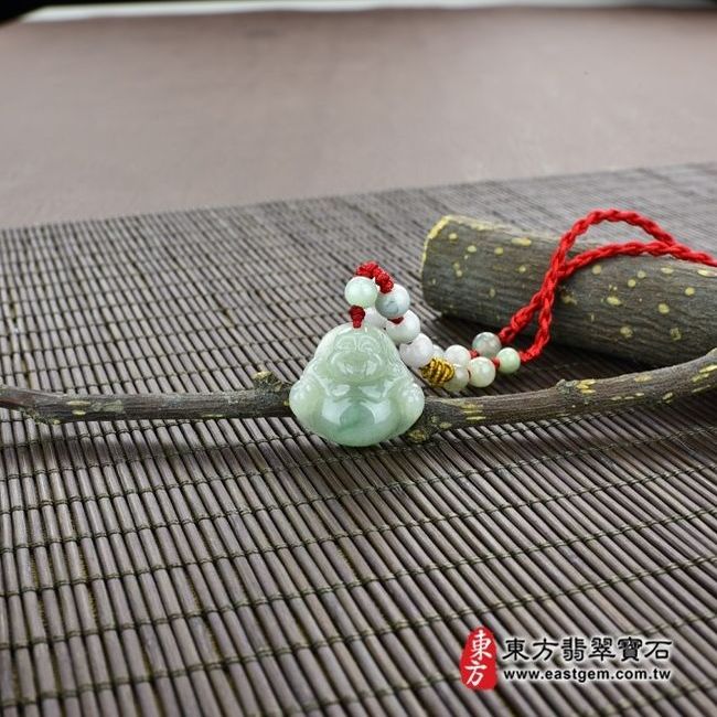 彌勒佛  情境照片 （已出售勿下標，可訂做）翡翠彌勒佛項鍊玉珮（彌勒佛：彌勒佛牌A貨翡翠彌勒佛玉珮、緬甸玉彌勒佛玉墜）。淡綠細糯種彌勒佛，ML061。客製化訂做各種翡翠彌勒佛吊墜玉珮項鍊。★附A貨翡翠雙證書