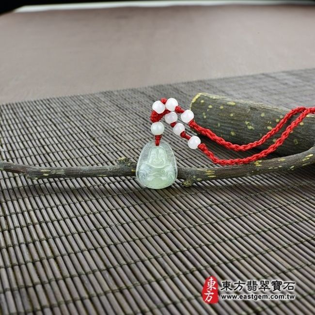 彌勒佛  情境照片（已售出勿下標，可訂做）翡翠彌勒佛項鍊玉珮（彌勒佛：彌勒佛牌A貨翡翠彌勒佛玉珮、緬甸玉彌勒佛玉墜）。淡綠糯冰種彌勒佛，ML064。客製化訂做各種翡翠彌勒佛吊墜玉珮項鍊。★附A貨翡翠雙證書