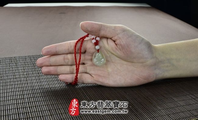 彌勒佛  大小示意照片 （已售出勿下標，可訂做）翡翠彌勒佛項鍊玉珮（彌勒佛：彌勒佛牌A貨翡翠彌勒佛玉珮、緬甸玉彌勒佛玉墜）。淡綠糯冰種彌勒佛，ML064。客製化訂做各種翡翠彌勒佛吊墜玉珮項鍊。★附A貨翡翠雙證書