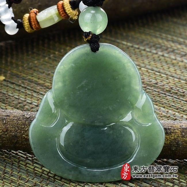 彌勒佛  背後照片 （已出售勿下標，可訂做）翡翠彌勒佛項鍊玉珮（彌勒佛牌A貨翡翠彌勒佛玉珮、緬甸玉彌勒佛玉墜）。油青種彌勒佛，ML120。客製化訂做各種翡翠彌勒佛吊墜玉珮項鍊。★附A貨翡翠雙證書