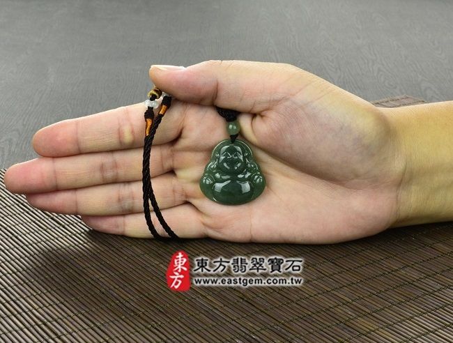 彌勒佛  大小示意照片 （已出售勿下標，可訂做）翡翠彌勒佛項鍊玉珮（彌勒佛牌A貨翡翠彌勒佛玉珮、緬甸玉彌勒佛玉墜）。油青種彌勒佛，ML120。客製化訂做各種翡翠彌勒佛吊墜玉珮項鍊。★附A貨翡翠雙證書