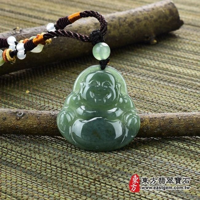 彌勒佛  情境照片 （已出售勿下標，可訂做）翡翠彌勒佛項鍊玉珮（彌勒佛牌A貨翡翠彌勒佛玉珮、緬甸玉彌勒佛玉墜）。油青種彌勒佛，ML120。客製化訂做各種翡翠彌勒佛吊墜玉珮項鍊。★附A貨翡翠雙證書
