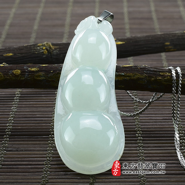 福豆 正面照片 翡翠福豆項鍊玉珮（四季福豆：福豆A貨翡翠福豆玉珮、緬甸玉福豆玉墜）。糯種福豆，PE004。客製化訂做各種翡翠福豆吊墜玉珮項鍊。★附A貨翡翠雙證書