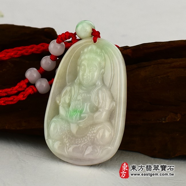 坐蓮觀世音右側照片翡翠觀音項鍊玉珮（觀世音菩薩，坐蓮觀音：觀音牌A貨翡翠觀音玉珮、緬甸玉觀音玉墜）。春帶彩細豆種觀音，GY-126。客製化訂做各種翡翠觀音吊墜玉珮項鍊。★附A貨翡翠雙證書