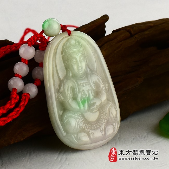 坐蓮觀世音左側照片翡翠觀音項鍊玉珮（觀世音菩薩，坐蓮觀音：觀音牌A貨翡翠觀音玉珮、緬甸玉觀音玉墜）。春帶彩細豆種觀音，GY-126。客製化訂做各種翡翠觀音吊墜玉珮項鍊。★附A貨翡翠雙證書