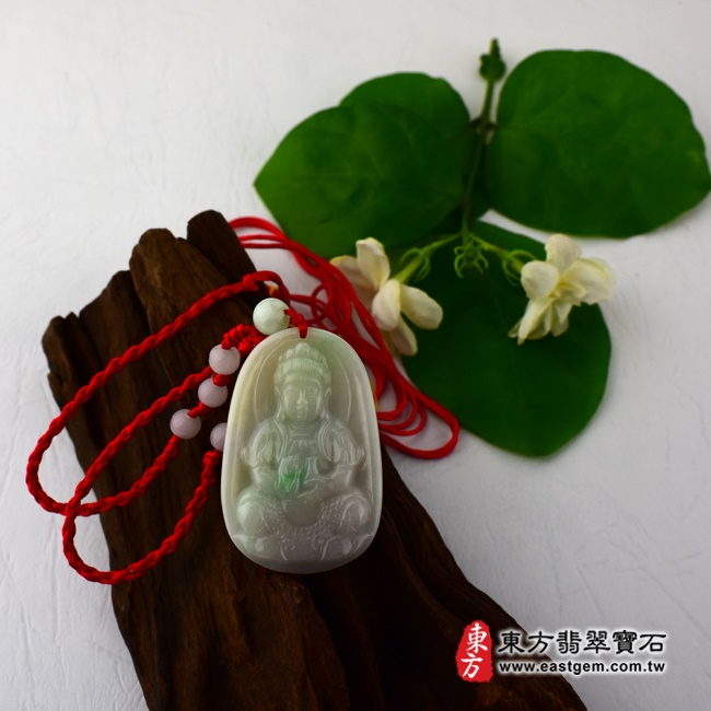 坐蓮觀世音情境照片翡翠觀音項鍊玉珮（觀世音菩薩，坐蓮觀音：觀音牌A貨翡翠觀音玉珮、緬甸玉觀音玉墜）。春帶彩細豆種觀音，GY-126。客製化訂做各種翡翠觀音吊墜玉珮項鍊。★附A貨翡翠雙證書
