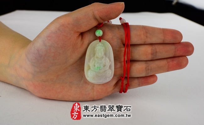 坐蓮觀世音大小示意照片翡翠觀音項鍊玉珮（觀世音菩薩，坐蓮觀音：觀音牌A貨翡翠觀音玉珮、緬甸玉觀音玉墜）。春帶彩細豆種觀音，GY-126。客製化訂做各種翡翠觀音吊墜玉珮項鍊。★附A貨翡翠雙證書