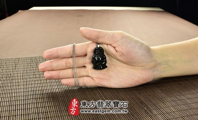 鍾馗(驅魔真君)  大小示意照片 （已出售勿下標，可訂做）翡翠鍾馗項鍊玉珮（驅魔真君：鍾馗牌A貨翡翠鍾馗玉珮、緬甸玉鍾馗玉墜）。烏雞種鍾馗，AB004。客製化訂做各種翡翠鍾馗吊墜玉珮項鍊。★附A貨翡翠雙證書