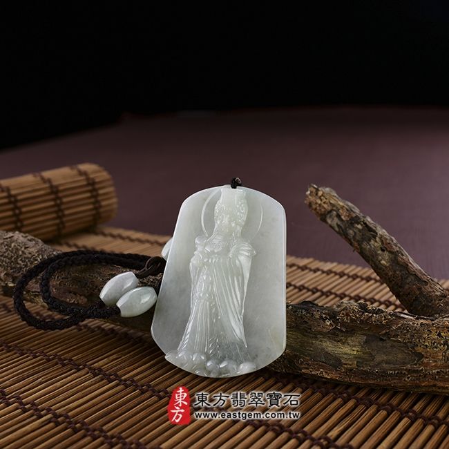 天上聖母/媽祖  情境照片 （已售出勿下標，可訂做）翡翠天上聖母項鍊玉珮（天上聖母：天上聖母牌A貨翡翠天上聖母玉珮、緬甸玉天上聖母玉墜）。淺色油青種天上聖母，MD001。客製化訂做各種翡翠天上聖母吊墜玉珮項鍊。★附A貨翡翠雙證書