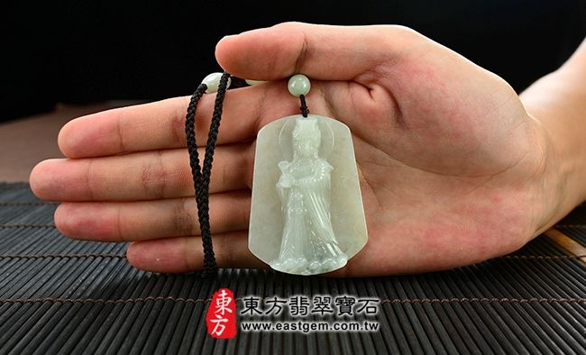 天上聖母/媽祖  實際大小示意照片 （已售出勿下標，可訂做）翡翠天上聖母項鍊玉珮（天上聖母：天上聖母牌A貨翡翠天上聖母玉珮、緬甸玉天上聖母玉墜）。淺色油青種天上聖母，MD001。客製化訂做各種翡翠天上聖母吊墜玉珮項鍊。★附A貨翡翠雙證書