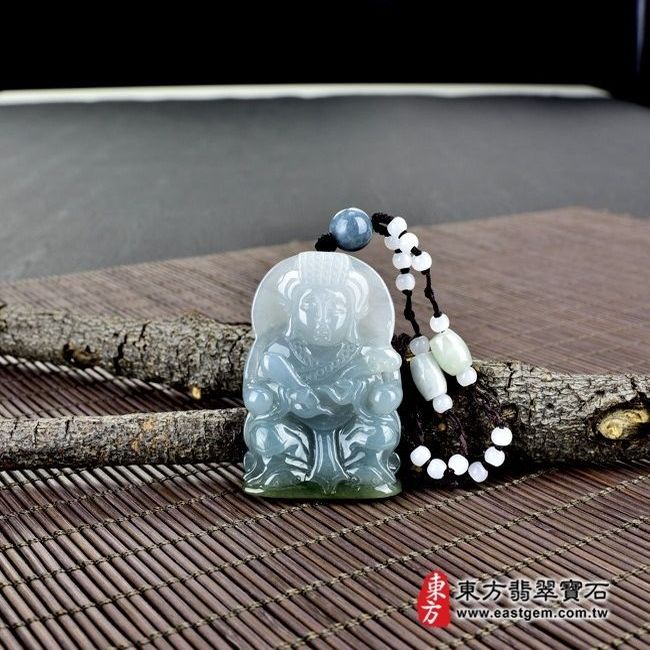 天上聖母/媽祖  情境照片 翡翠媽祖項鍊玉珮（天上聖母：媽祖牌A貨翡翠媽祖玉珮、緬甸玉媽祖玉墜）。湖水藍細豆種油青媽祖，MD024。客製化訂做各種翡翠媽祖吊墜玉珮項鍊。★附A貨翡翠雙證書