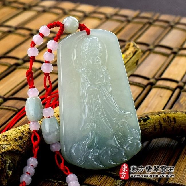 天上聖母/媽祖  左側照片  （已出售勿下標，可訂做）翡翠天上聖母項鍊玉珮（天上聖母：天上聖母牌A貨翡翠天上聖母玉珮、緬甸玉天上聖母玉墜）。淡綠色細豆種，MD019。客製化訂做各種翡翠天上聖母吊墜玉珮項鍊。★附A貨翡翠雙證書